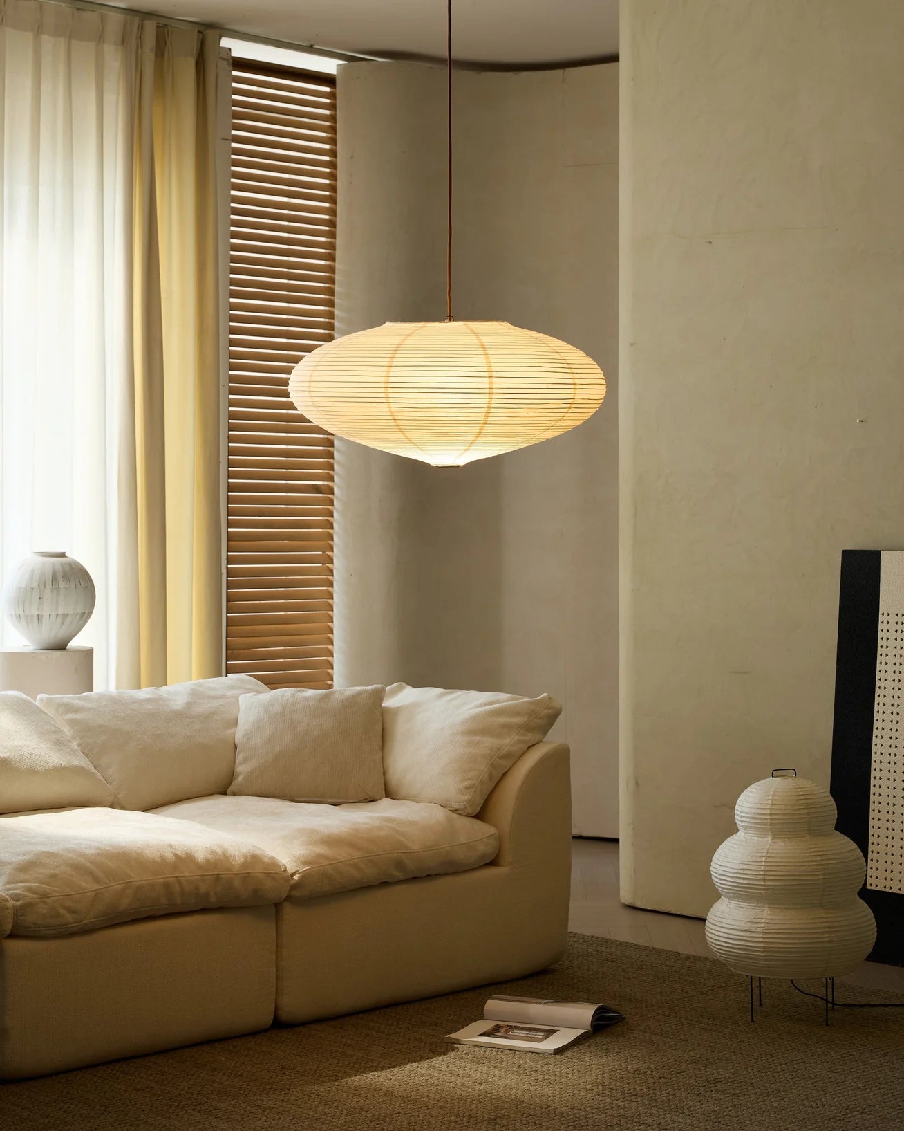 HUGA-COLLECTIVE-ELLIPSE-WASHI-PAPER-CEILING-LAMP-LIFESTYLE-LIVING-AREA-3-LIGHT-ON-KUMO-COMBO.webp